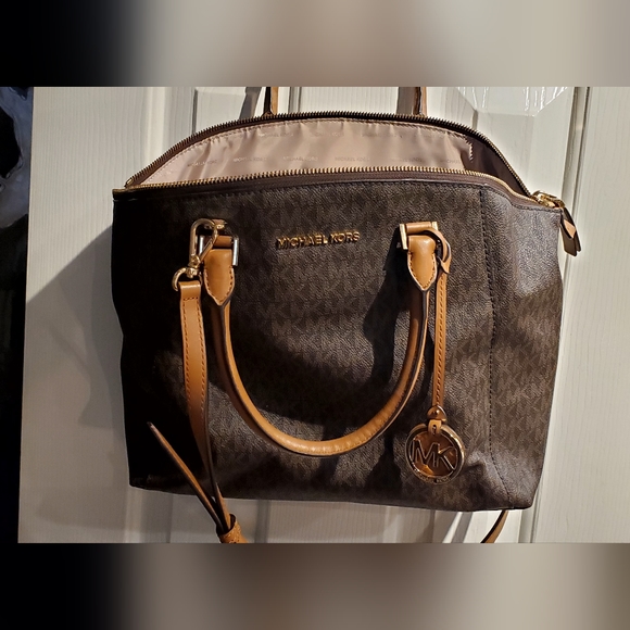 Michael Kors Riley Bag - Picture 3 of 12